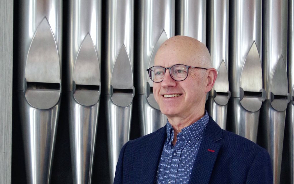 Organist Jaap Coppoolse met op de achtergrond het pijporgel van Ernst Leeflang in de Middelburgse Zuiderkerk. beeld Van Scheyen Fotografie