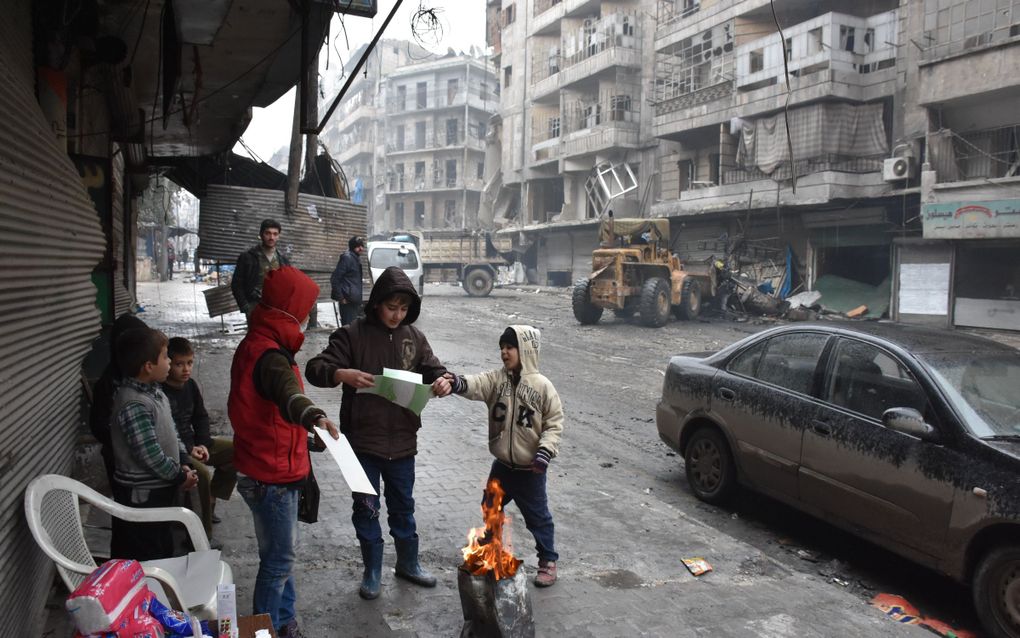 Kinderen op straat in Aleppo. beeld AFP