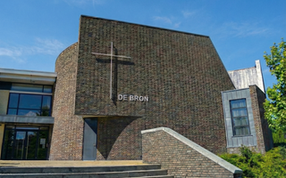 Een nieuw kerkgebouw, met een kruis op de gevel.
