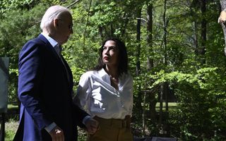 De Amerikaanse president Joe Biden spreekt met partijgenoot Alexandria Ocasio-Cortez. De Democratische afgevaardigde beschuldigt Biden van medeverantwoordelijkheid voor genocide op de Palestijnen in Gaza. beeld AFP, Andrew Caballero-Reynolds