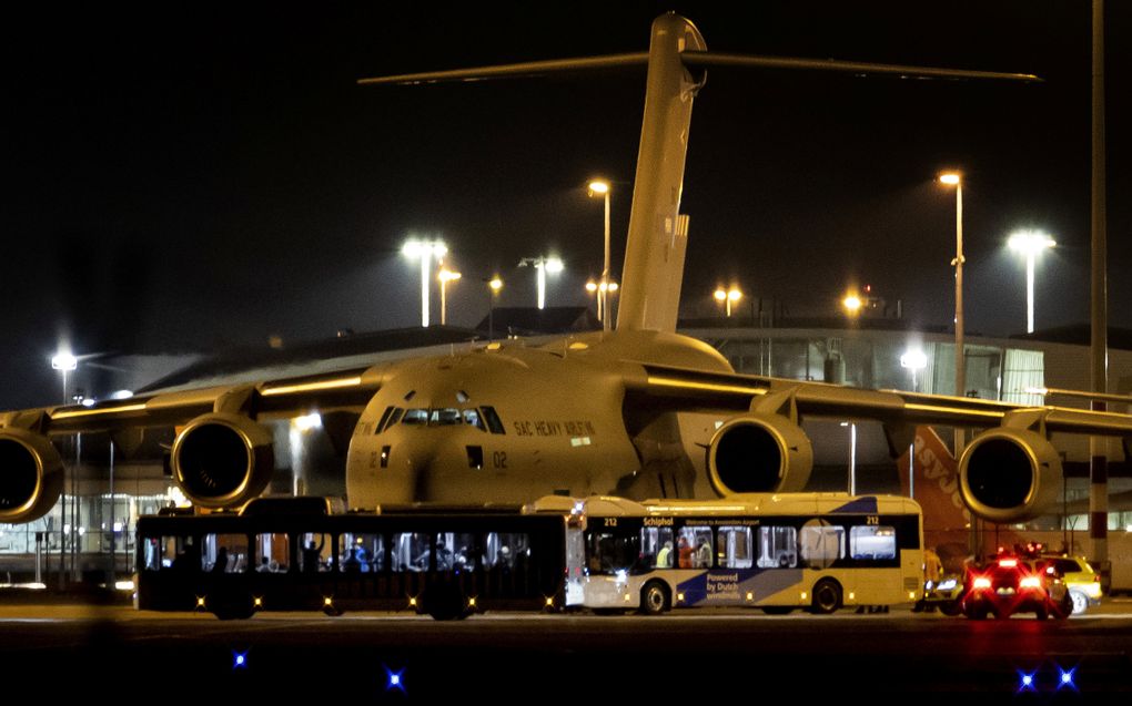 Een vliegtuig met Nederlandse evacués uit Afghanistan landt bij een afgeschermd vrachtplatform op Schiphol. beeld ANP, Koen van Weel