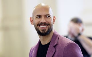 Lachende man zonder hoofdhaar en met baard.