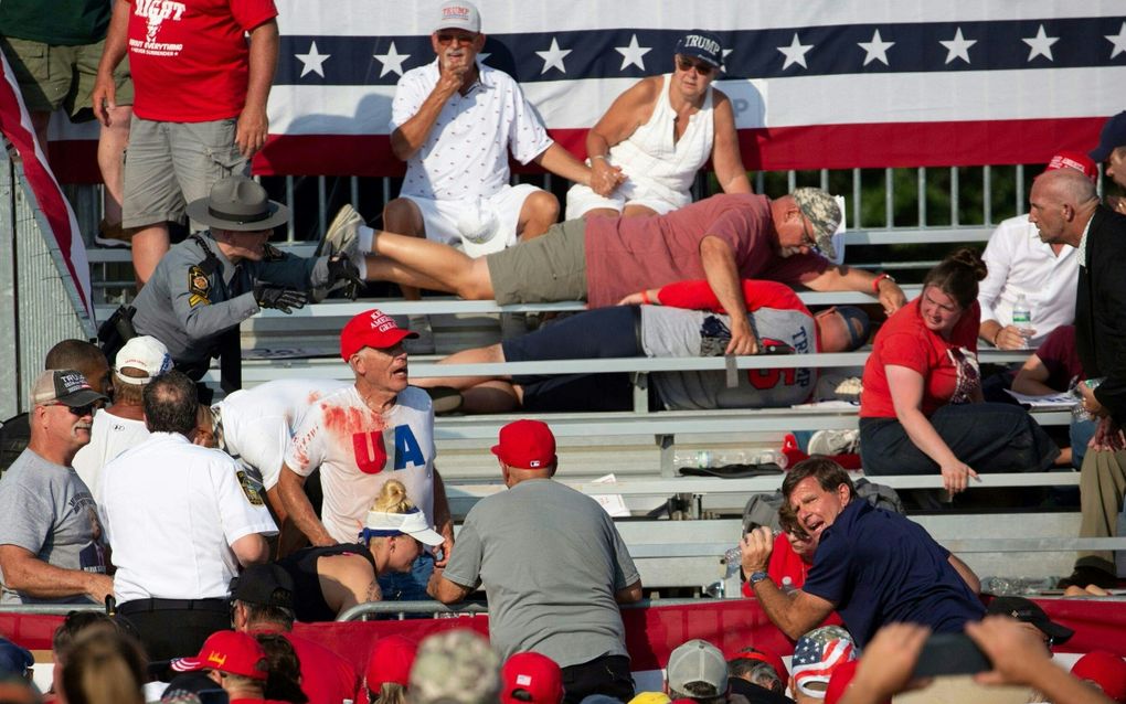 Grote verwarring en chaos na de aanslag op Trump. Eén omstander wordt dodelijk getroffen; twee anderen raken zwaargewond. beeld AFP, Rebecca Droke