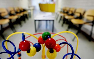 Een blauw-geel-rood kralenspiraal met daaraan gele, blauwe, rode en groene kralen staat in een wachtkamer van een huisartsenpraktijk. 
