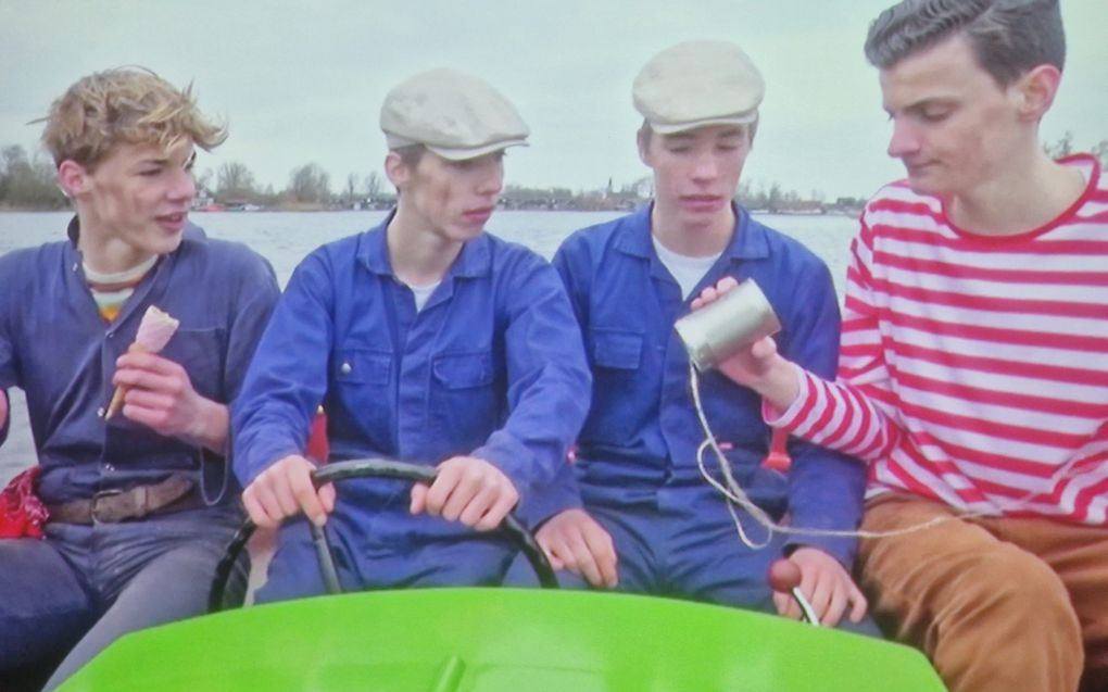 Hielke, Sietse, Lou en Kees, hoofdpersonen in de Kameleonserie, varen in de Kameleon over het meer bij Lenten. beeld RD