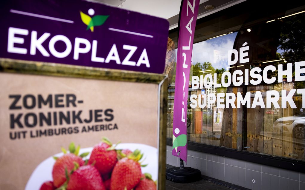 „Dat de teelt biologisch is, maakt voedsel niet per se PFAS-vrij.” Foto: De biologische supermarkt Ekoplaza.   beeld ANP, Ramon van Flymen