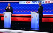 De Amerikaanse president Joe Biden (r.) en oud-president Donald Trump kruisten donderdagnacht de degens tijdens een debat in Atlanta. beeld AFP, Andrew Caballero-Reynolds