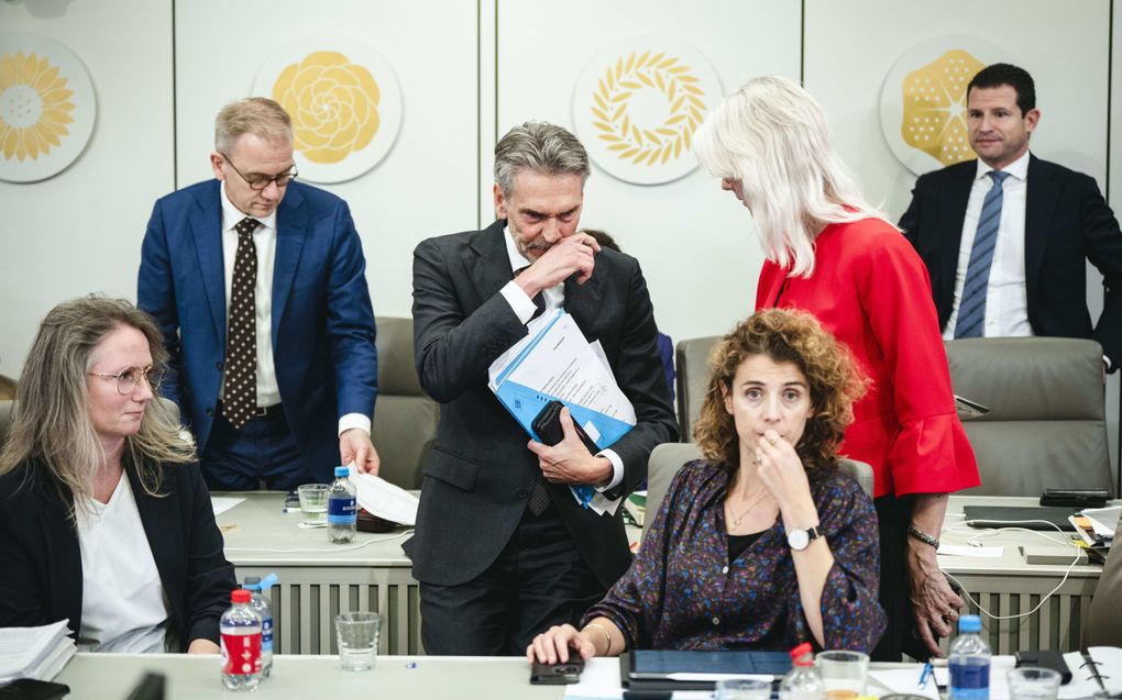 Premier Schoof in gesprek met minister Keijzer in de Eerste Kamer. beeld ANP, Freek van den Bergh