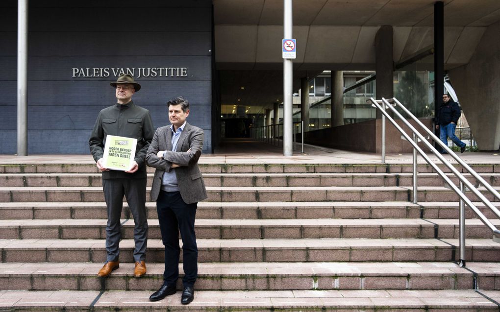 Directeur Donald Pols (l.) van Milieudefensie en milieurechtadvocaat Roger Cox voor aanvang van het hoger beroep van de klimaatzaak tegen Shell. beeld ANP, Freek van den Bergh