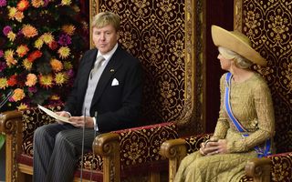 Koning Willem-Alexander leest in de Ridderzaal zijn eerste Troonrede voor. Naast hem zit koningin Máxima.