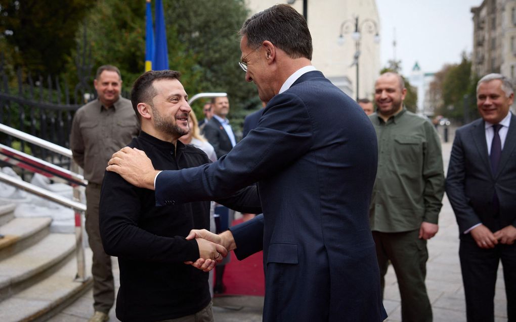 Twee dagen na zijn aantreden als secretaris-generaal van de NAVO ging Mark Rutte op bezoek bij de Oekraïense president Volodymyr Zelensky in Kyiv. Nu Oekraïne om een onmiddellijke uitnodiging voor NAVO-lidmaatschap vraagt, reageert Rutte echter gereserveerd. beeld Ukrainian Presidential Press Service