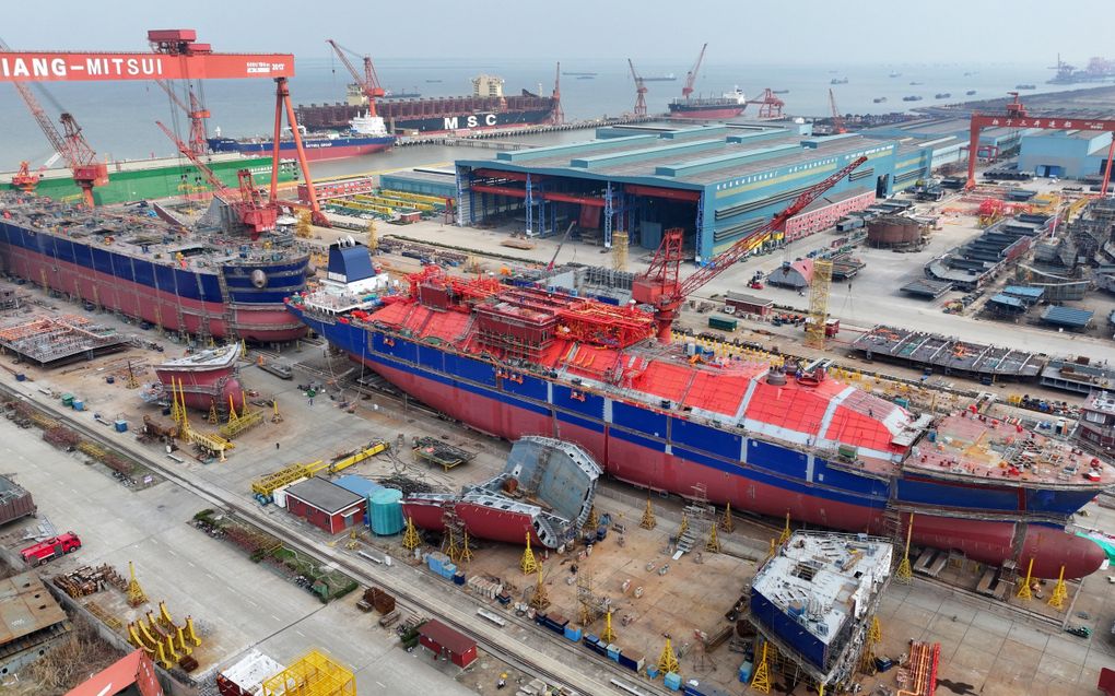 Schepen in aanbouw in de haven van Taicang, China. beeld AFP