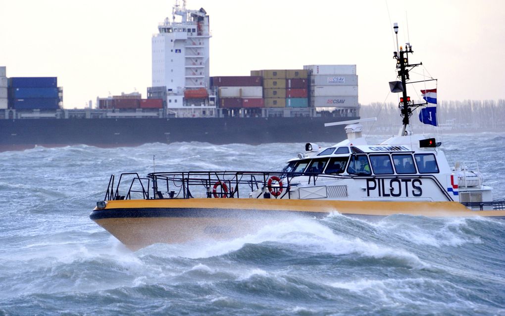 Een loodsboot ploegt zicht door de golven op de Westerschelde bij Vlissingen. Het pensioenfonds voor havenloodsen is als een van de eerste overgestapt op het nieuwe pensioenstelsel. beeld ANP, Robert van den Berge