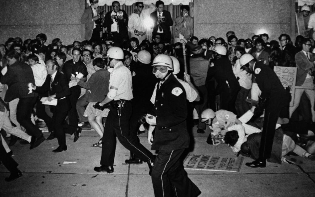 De politie van Chicago probeert demonstranten uiteen te drijven buiten het Conrad Hilton, het hoofdkwartier van de Democratische Conventie, op 29 augustus 1968. Critici vrezen dat de Democratische Conventie volgende week ontsierd kan worden door pro-Palestijnse protesten, en dat taferelen van destijds zich kunnen herhalen. beeld AP, Michael Boyer