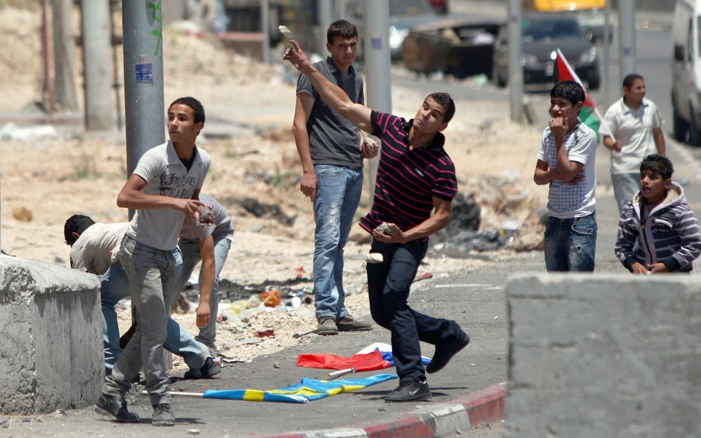 Palestijnen gooien stenen naar Israëlische soldaten om te protesteren tegen het tegenhouden van een konvooi met mensen en hulpgoederen voor Gaza. Foto EPA