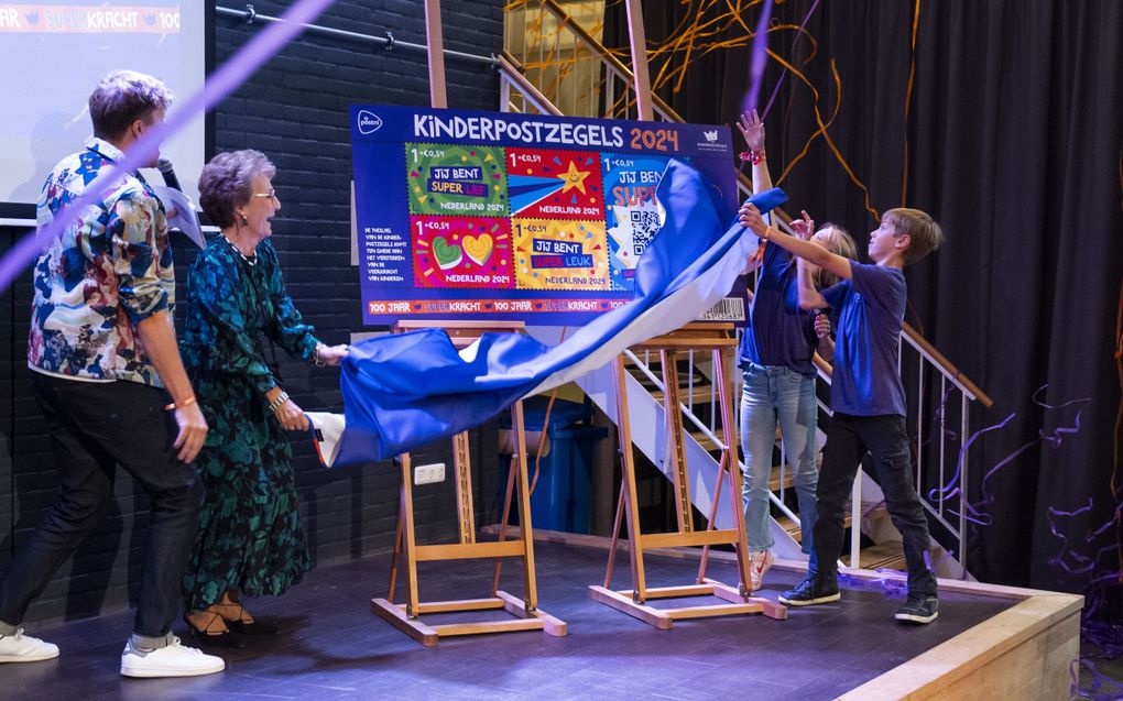 Prinses Margriet onthult woensdagochtend in Leiden de jubileumzegel ter ere van het 100-jarig bestaan van Kinderpostzegels. beeld ANP, Jeroen Jumelet