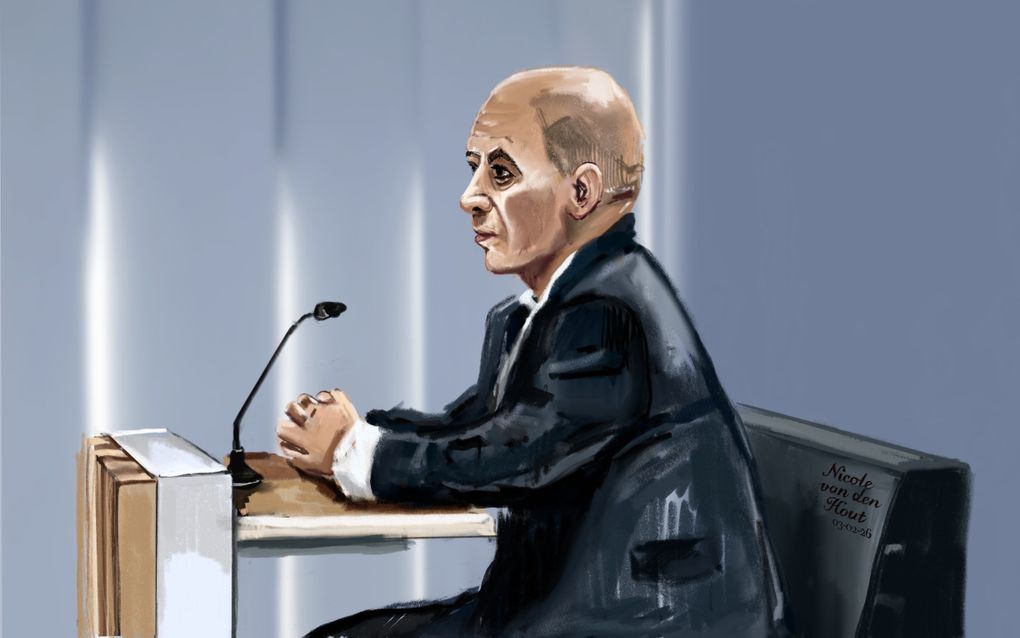 Een tekening van een kale man die in een donker pak met zijn handen gevouwen achter het spreekgestoelte zit.