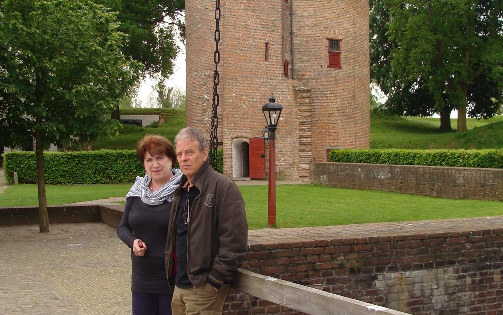 POEDEROIJEN – Cees en Gerda Alberts nemen na dertig jaar afscheid van Slot Loevestein. Vooral in het begin waren de leefomstandigheden primitief. Foto André Bijl