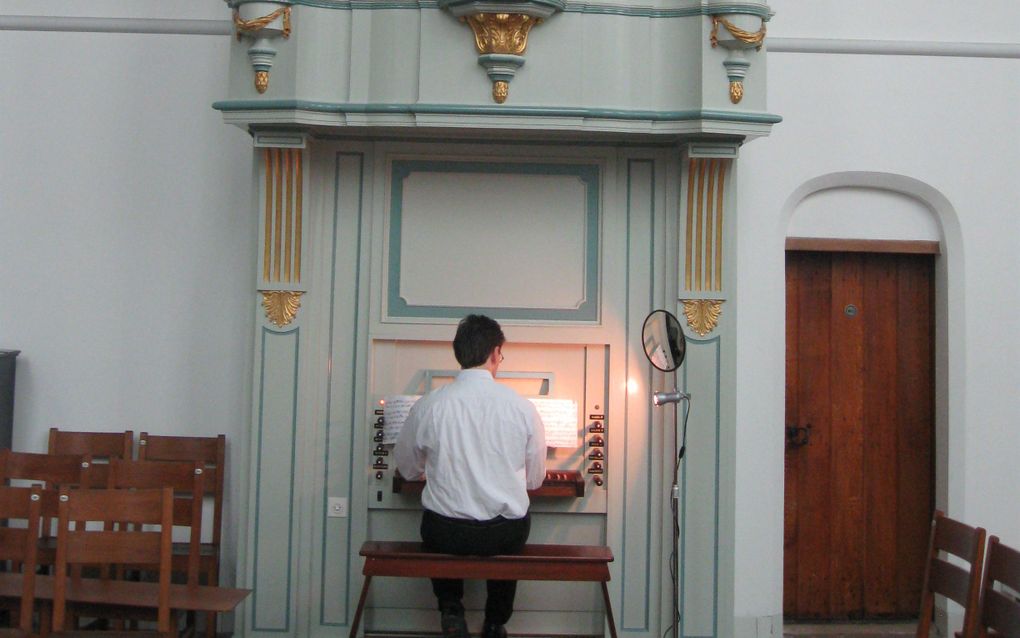 Bert den Hertog bespeelt het koororgel van de Oude Kerk in Scheveningen. Foto RD