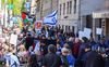 Pro-Palestijnse en pro-Israëlische demonstranten staan ​​tegenover elkaar voor de ingang van Columbia University in New York, maandag.