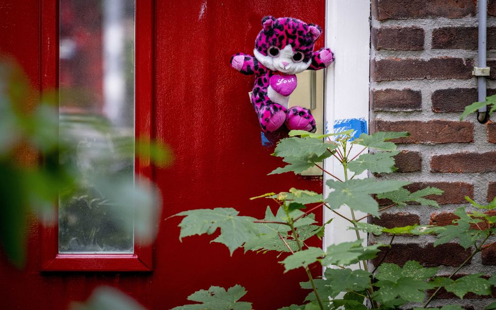 2024-05-30 10:35:47 VLAARDINGEN - Een knuffel hangt aan de voordeur  in de straat waar het 10-jarige meisje woont dat ernstig gewond in een ziekenhuis is opgenomen. De pleegouders van het meisje, een 37-jarige man en een 37-jarige vrouw, zijn deze week aangehouden op verdenking van poging tot doodslag en zware mishandeling van hun pleegdochter. ANP ROBIN UTRECHT