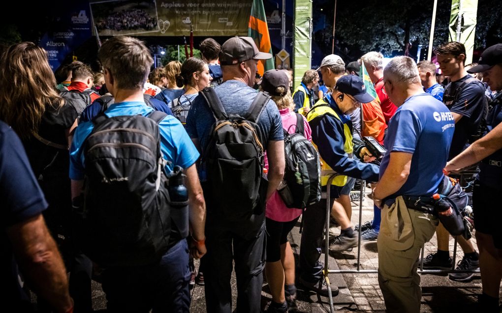 Wandelaars verzamelen zich bij het startpunt op de eerste dag van de Vierdaagse. beeld ANP, Rob Engelaar