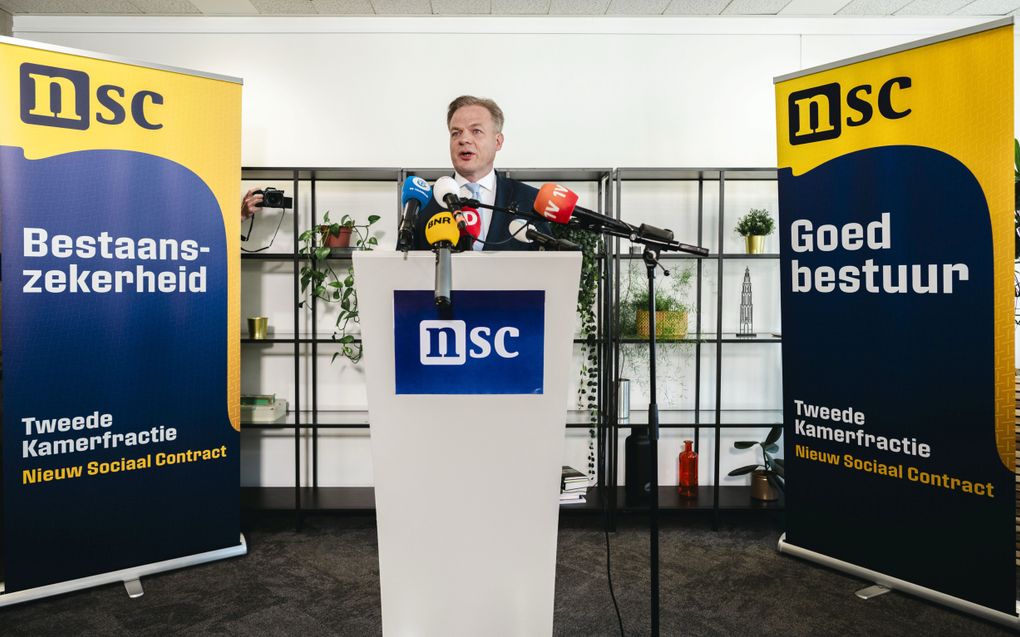 Pieter Omtzigt geeft bij zijn vertrek uit de landspolitiek eerder deze maand nog een laatste persmoment. Naast hem staan banners met daarop de twee belangrijkste speerpunten van de partij: bestaanszekerheid en goed bestuur. ANP Freek van den Bergh
