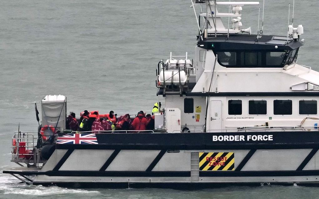 De Britse kustwacht pikt migranten op uit het Kanaal, in januari van dit jaar. In 2023 kwamen circa 30.000 mensen clandestien via die route naar het Verenigd Koninkrijk. beeld AFP, Ben Stansall