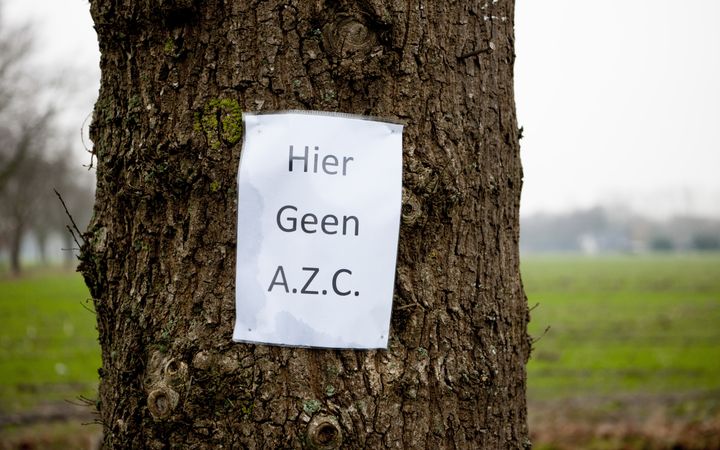 Boom met pamflet waarop geschreven staat: „Hier geen A.Z.C.”