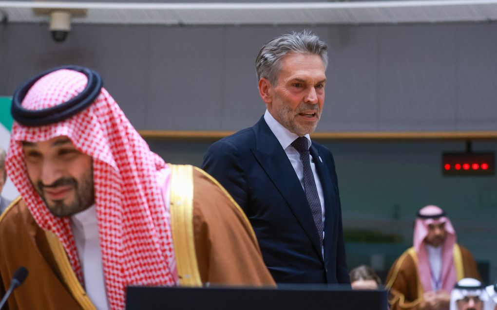 Premier Dick Schoof en de Saudische kroonprins Mohammed bin Salman bin Abdulaziz Al Saud in oktober tijdens de eerste top van de EU-Gulf Cooperation Council in Brussel. beeld EPA, Olivier Hoslet