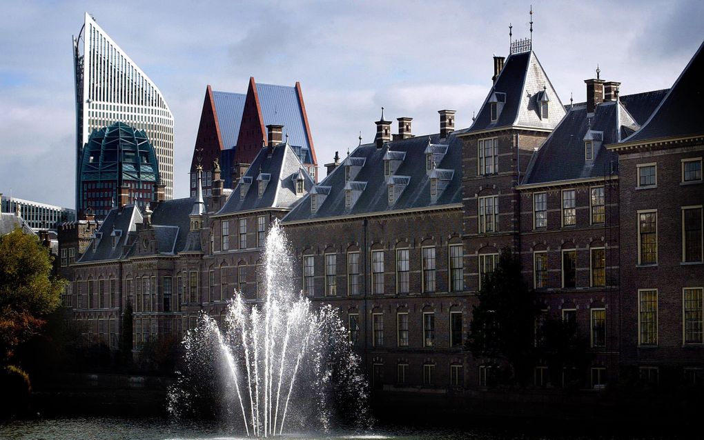 Beeld van de parlementsgebouwen op het Binnenhof. Het hoogste gebouw links op de foto is het ministerie van Onderwijs. beeld Sjaak Verboom.
