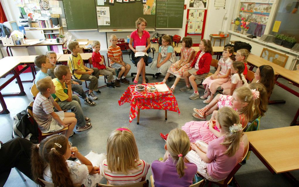 Groep 5/6 van de reformatorische Eben-Haëzerschool in Utrecht krijgt rapporten. beeld RD, Anton Dommerholt