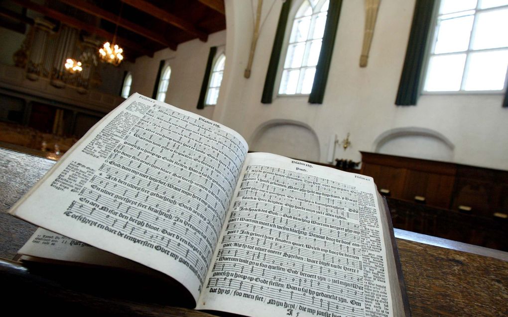Psalmboek van vroeger op kerkbank in oud kerkje.
