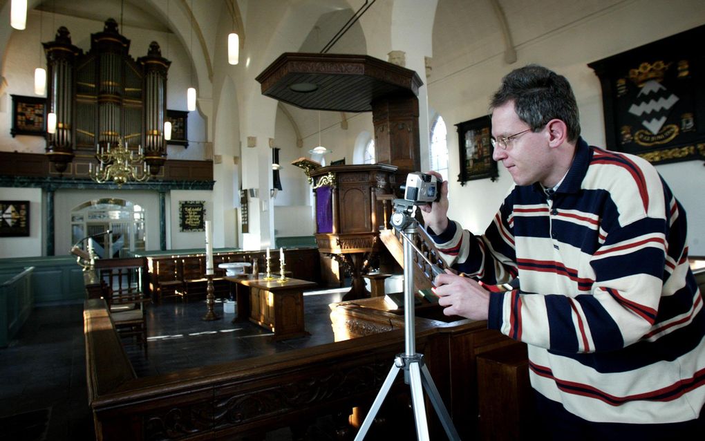 Wim Verburg met zijn camera aan het werk. Foto RD, Anton Dommerholt