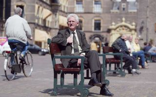 Kars Veling zittend op een bankje op het Binnenhof