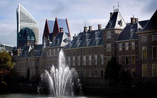 Op de voorgrond een fontein, daarachter monumentale gebouwen en daar weer achter moderne flats.