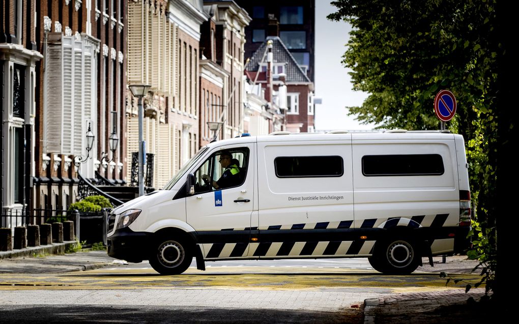 Een busje van de DJI komt aan bij de rechtbank van Groningen voorafgaand aan de rechtszaak tegen vier kopstukken van motorclub No Surrender. beeld ANP, Koen van Weel