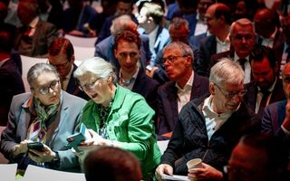 Twee SGP-vrouwen te midden van een aantal SGP-mannen