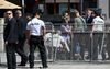 Beveiligingspersoneel houdt de vermoedelijke schutter aan nadat de Slowaakse premier Robert Fico werd neergeschoten in Handlová. beeld AFP