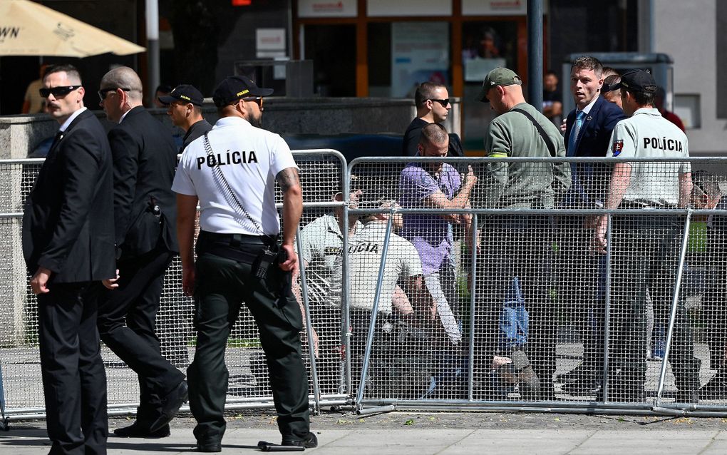 Beveiligingspersoneel houdt de vermoedelijke schutter aan nadat de Slowaakse premier Robert Fico werd neergeschoten in Handlová. beeld AFP