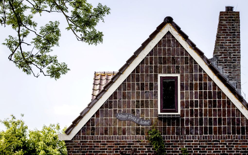 ”Home shake home”, een ironisch bordje in Overschild, waar meer dan 200 woningen zijn herbouwd of versterkt vanwege aardbevingsschade. beeld ANP, Koen van Weel