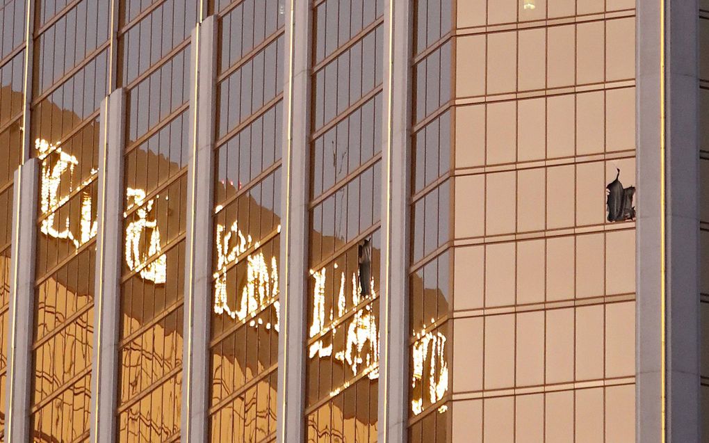 Gebroken ramen van het Mandalay Bay-hotel in Las Vegas. beeld EPA