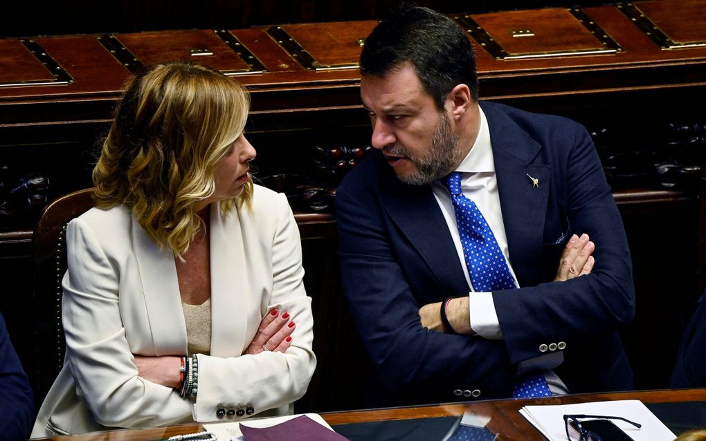 De Italiaanse premier Giorgia Meloni  (l.) met vicepremier en minister van Verkeer Matteo Salvini. beeld EPA, Riccardo Antimiani