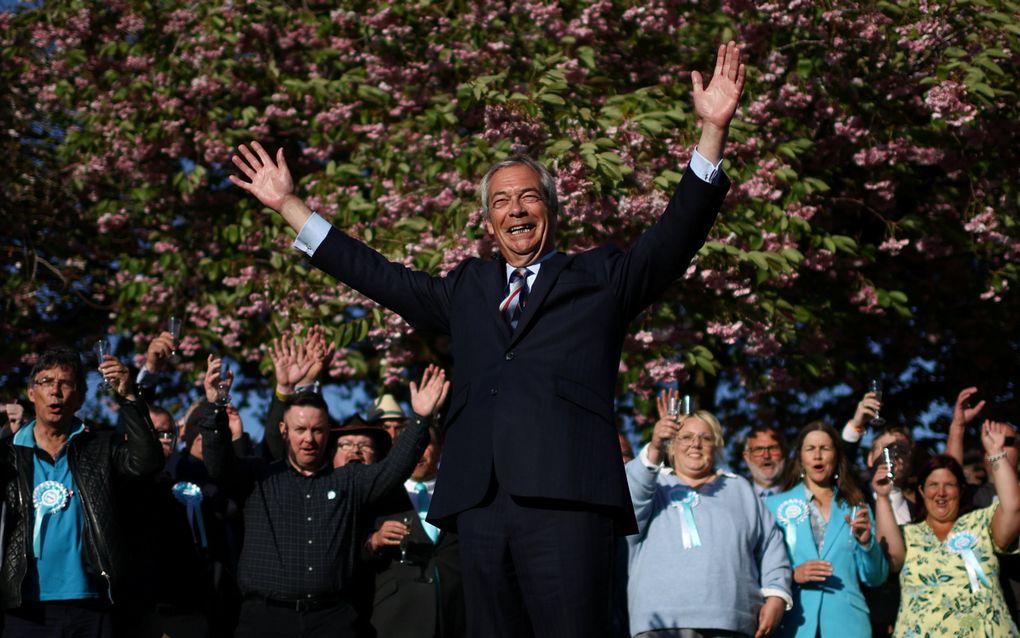 Reformleider Nigel Farage viert de verkiezingswinst op 2 mei in Stafford. beeld EPA, Adam Vaughan