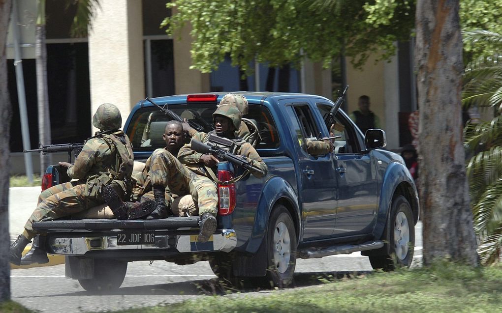 Jamaicaanse militairen op patrouille in de straten van Kingston. Foto EPA