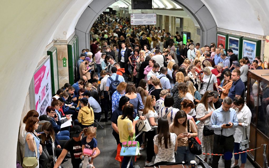 In het centrum van Kyiv zoeken mensen dekking in een metrostation. Beeld AFP, Sergei SUPINSKY