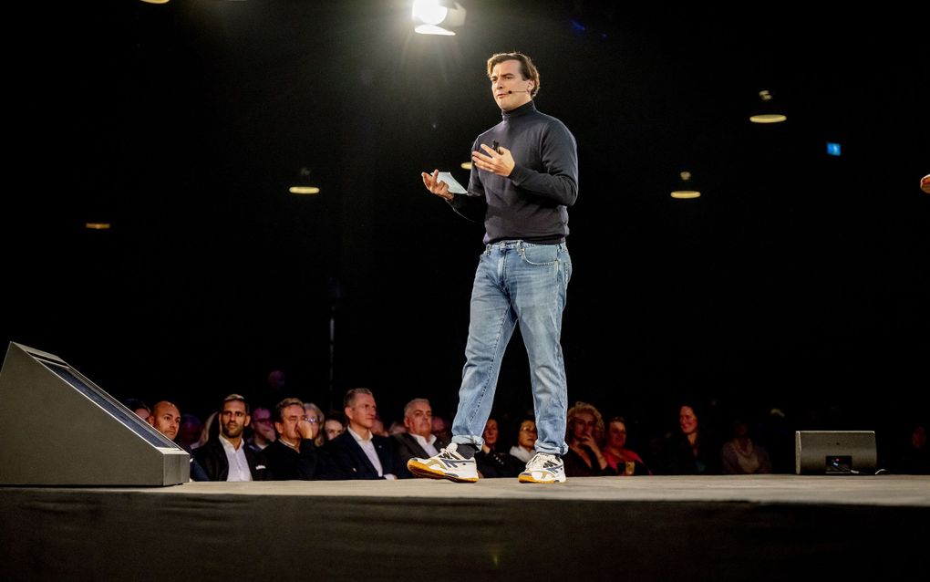 FVD-leider Thierry Baudet hulde zich bij de lancering van de FVD-app zaterdag in spijkerbroek en coltrui. Daarmee verwees hij naar Steve Jobs, oprichter van Apple. beeld ANP, Robin Utrecht