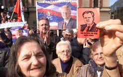 BELGRADO - Aanhangers van de voormalige Joegoslavische president Slobodan Milosevic demonstreerden zaterdag in Belgrado voor zijn onmiddellijke vrijlating. De manifestatie in het stadscentrum werd bijgewoond door zo’n 8000 mensen, die veelal op de been wa