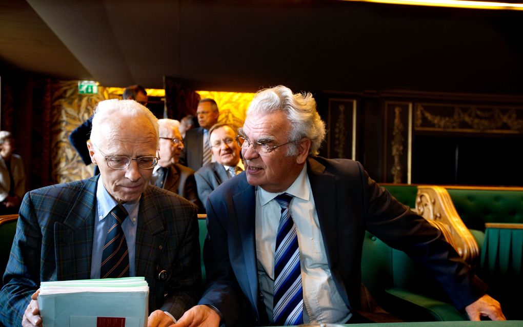 SGP-senator Holdijk (l.) en CU-senator Schuurman in de Eerste Kamer. Foto Dirk Hol