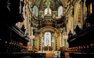 Kerkinterieur, met op de voorgrond de koorbanken. Op de achtergrond het altaar.